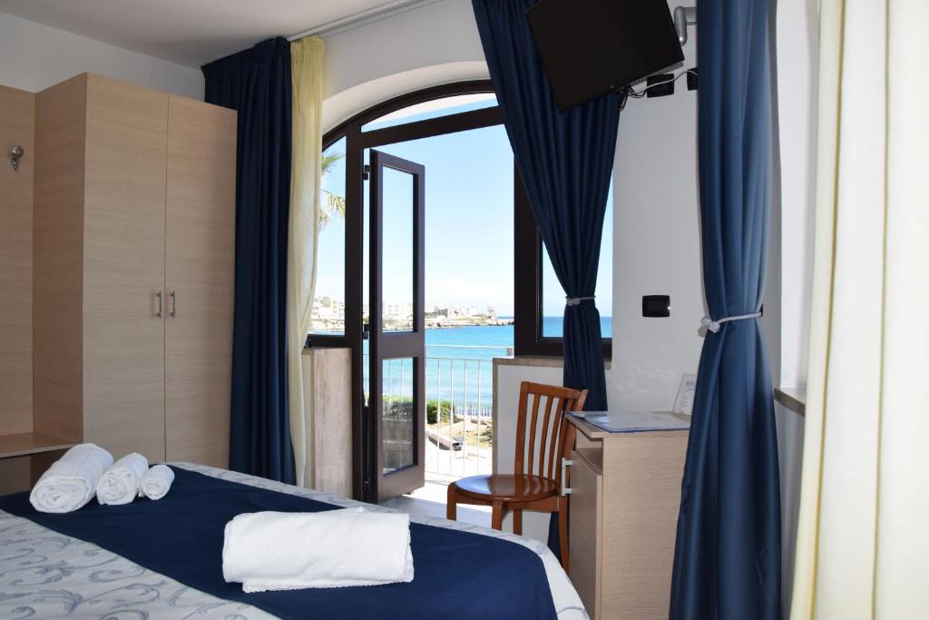 une chambre d'hôtel avec un lit et une vue sur l'océan dans l'établissement Hotel Profumo Di Mare, à Otrante 281 autres photos