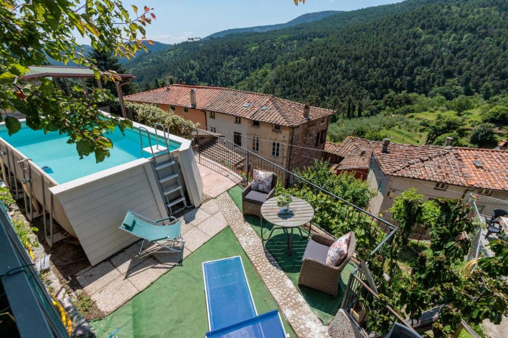 une vue aérienne d'une maison avec piscine dans l'établissement Cottage Gigi, Smart Convenient Stone Village House, à Ruota