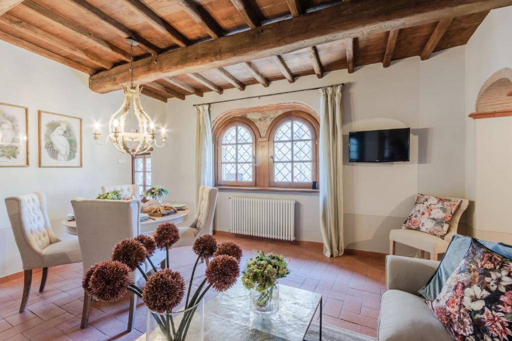 un salon avec un canapé et une table dans l'établissement Cottage Gigi, Smart Convenient Stone Village House, à Ruota