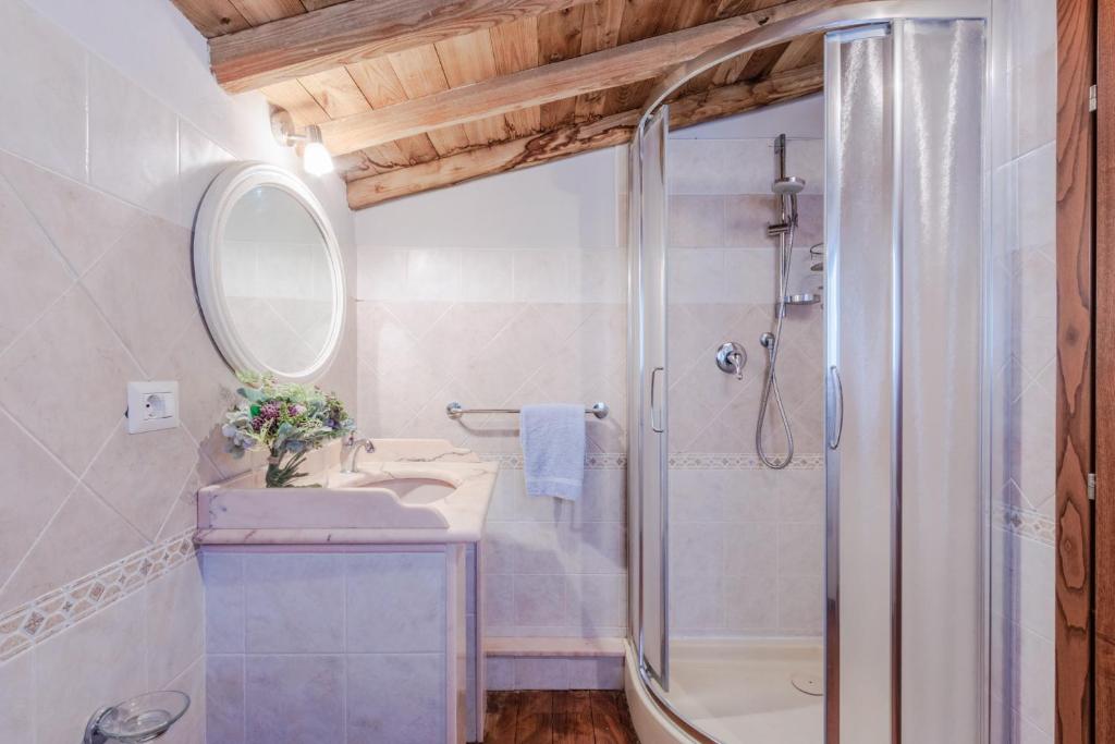 une salle de bain avec un lavabo et une douche dans l'établissement Cottage Gigi, Smart Convenient Stone Village House, à Ruota