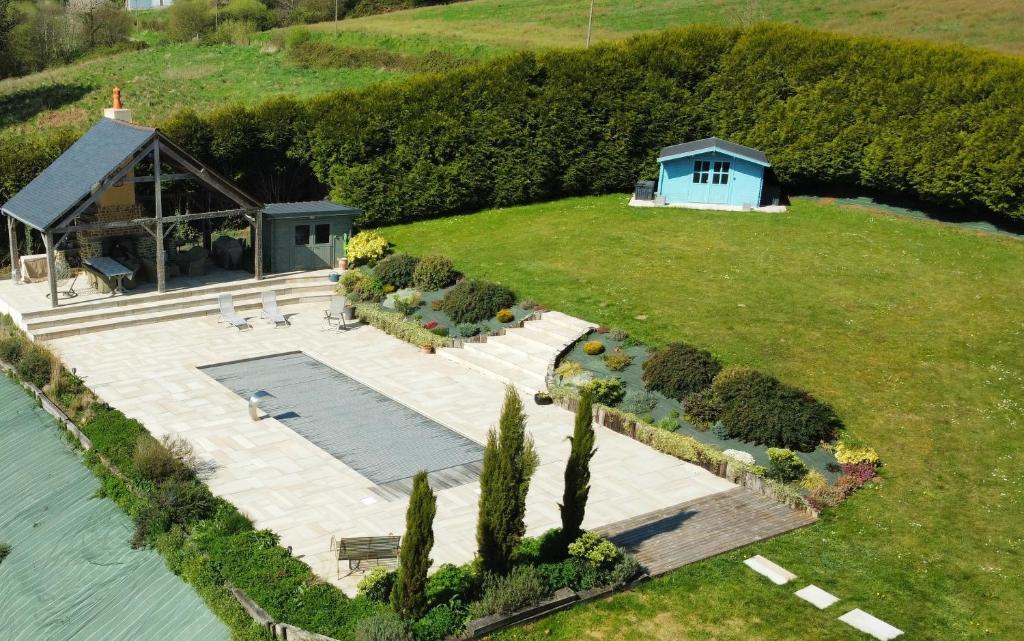 une vue aérienne sur une maison à côté de l'eau dans l'établissement Le Gîte De Roseraie, à Brécé