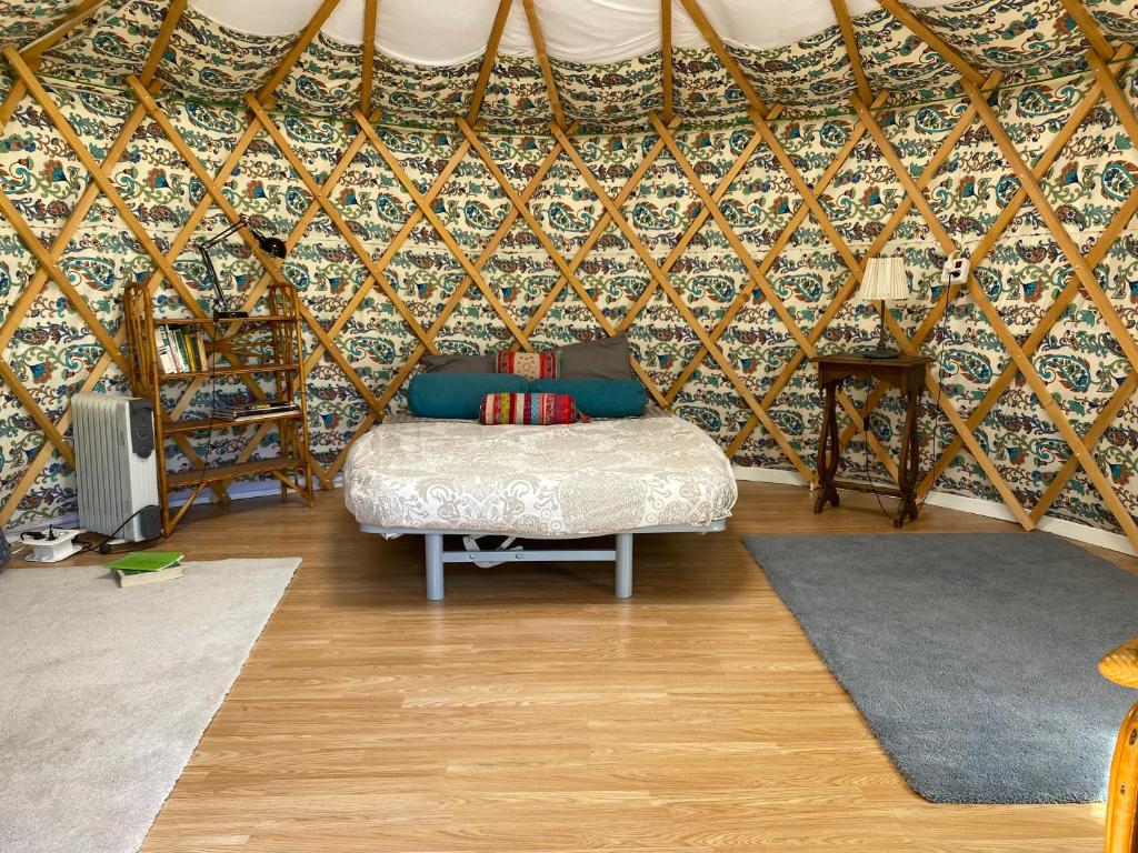 - une chambre avec un lit dans une yourte dans l'établissement Yourte à La Campagnette, à Montpellier