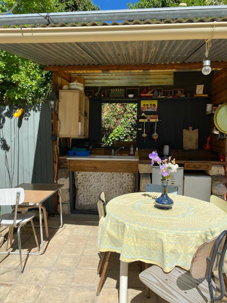 - une table avec un vase de fleurs sur la terrasse dans l'établissement Yourte à La Campagnette, à Montpellier 6 autres photos