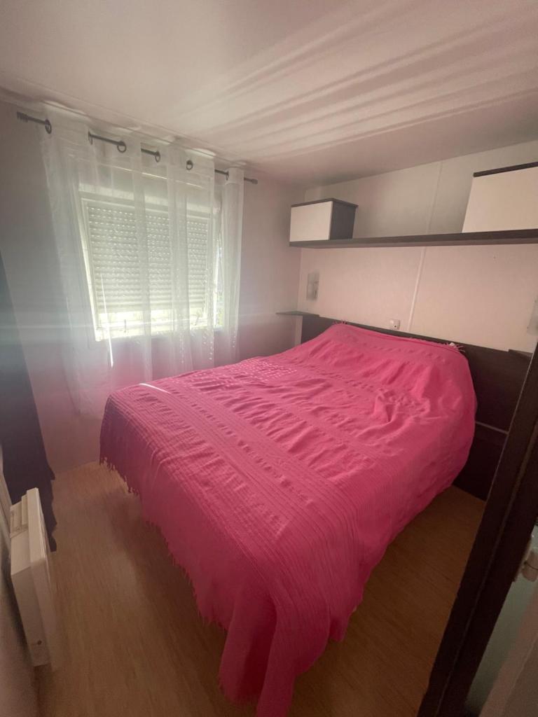 - un lit avec un couvre-lit rose dans une chambre dans l'établissement Mobil-home SUNSEA Camping DEL MAR, à Argelès-sur-Mer 18 autres photos