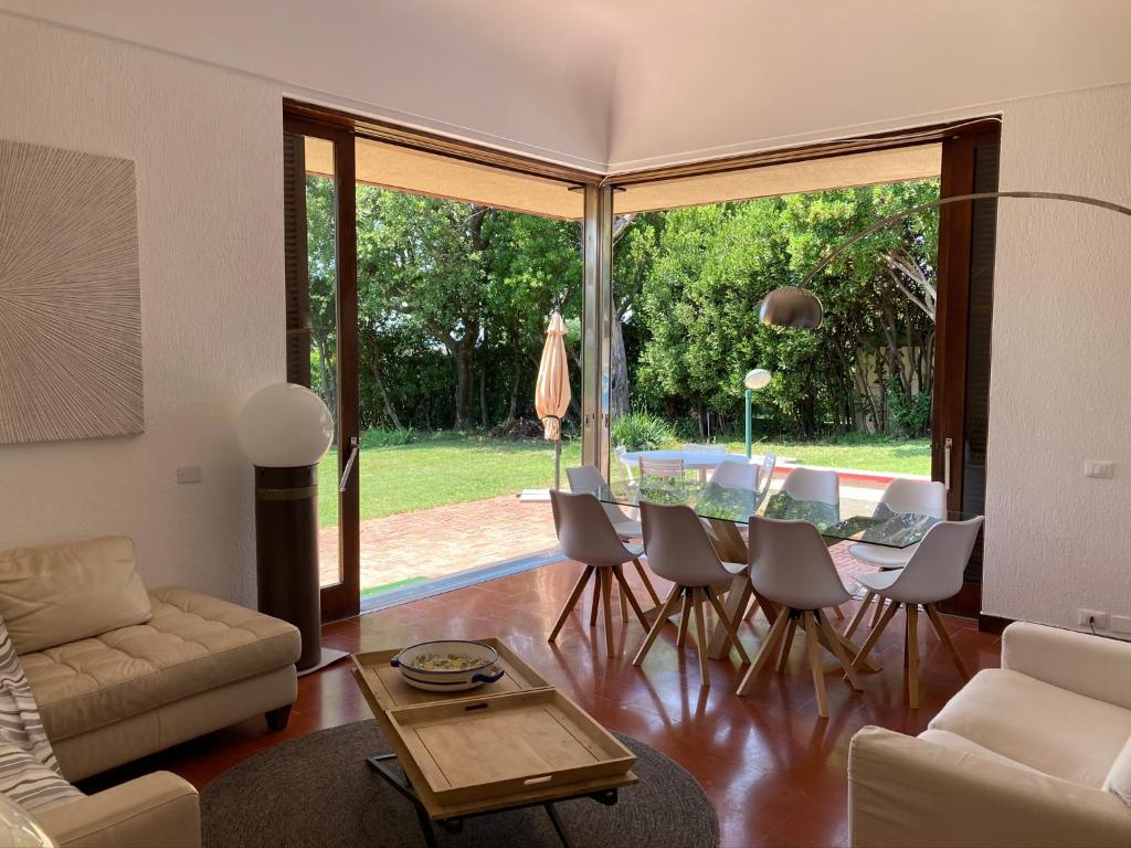 un salon avec une table et des chaises dans l'établissement Villa Quadrifoglio, à Arenzano 66 autres photos