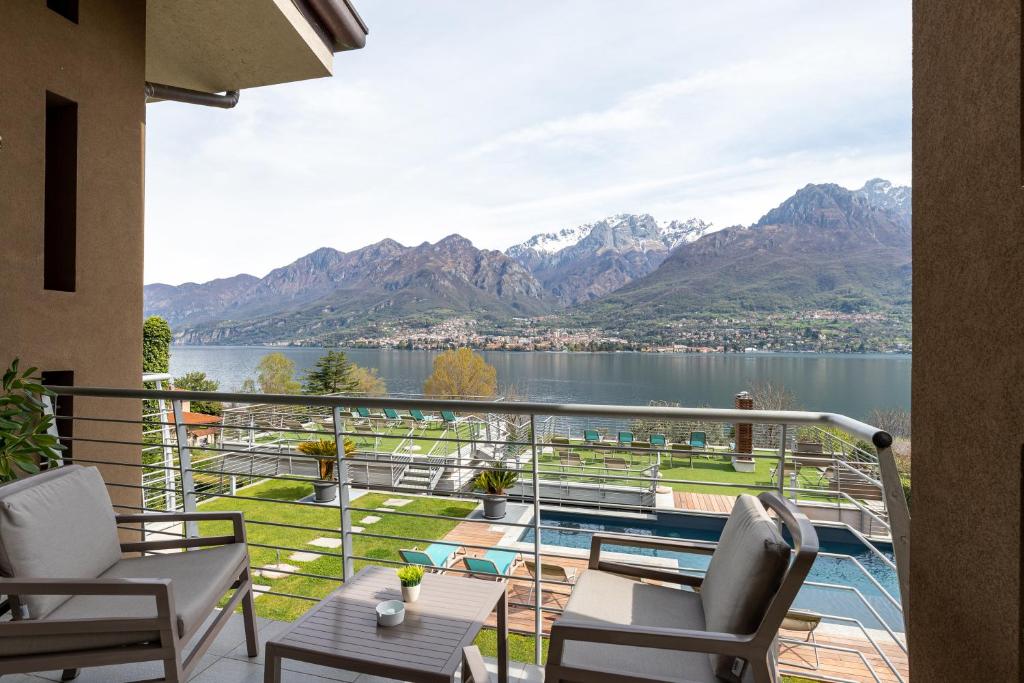 un balcon avec vue sur un lac et des montagnes dans l'établissement Bellagio Village - Holiday Apartments by the Lake - Seasonal Warm Pool and Sauna, à Oliveto Lario