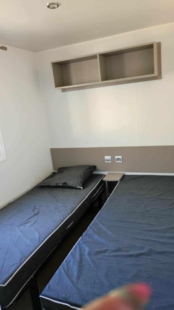 une chambre avec deux lits dans une pièce dans l'établissement Camping sable du midi 4 etoiles, à Valras-Plage