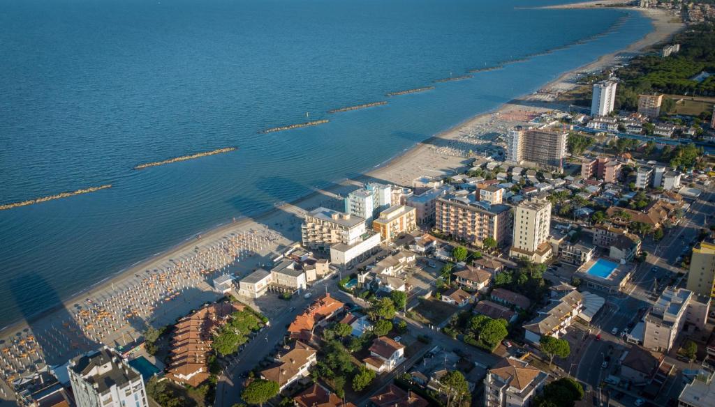 - une vue aérienne sur la ville et la plage dans l'établissement Residence Eden, à Comacchio