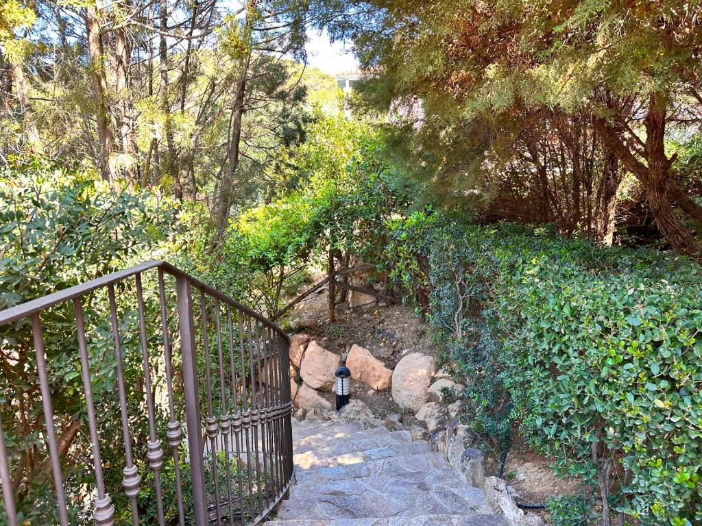 un escalier avec une clôture en fer forgé et des arbres dans l'établissement Villa Nais - Premium Villa, à Chia 58 autres photos