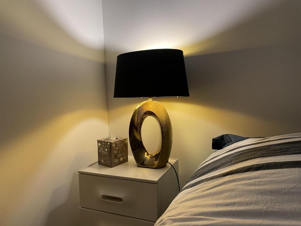 une chambre avec un miroir et une lampe sur une table de chevet dans l'établissement Chambre suite privée à Boulogne, à Boulogne-Billancourt