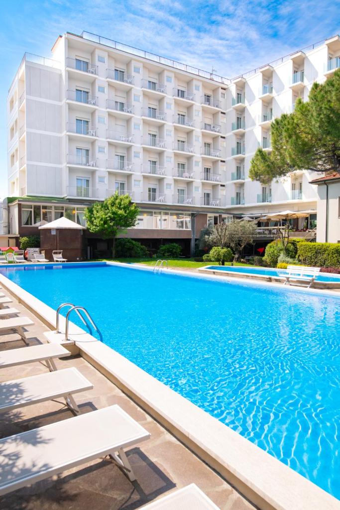 une piscine devant un hôtel dans l'établissement Hotel Doge, à Milano Marittima