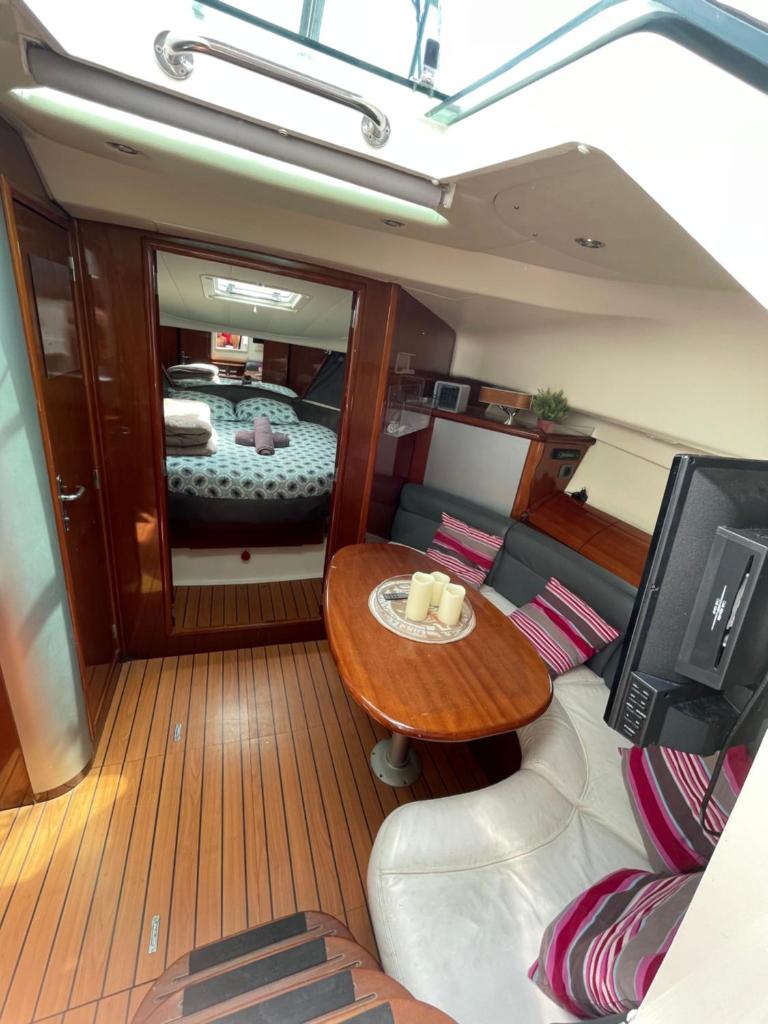 Photo de la galerie de l'établissement Une nuit sur un magnifique bateau Linge et ménage inclus, à La Rochelle