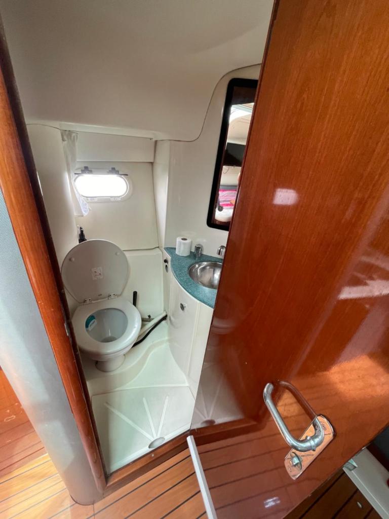 Photo de la galerie de l'établissement Une nuit sur un magnifique bateau Linge et ménage inclus, à La Rochelle