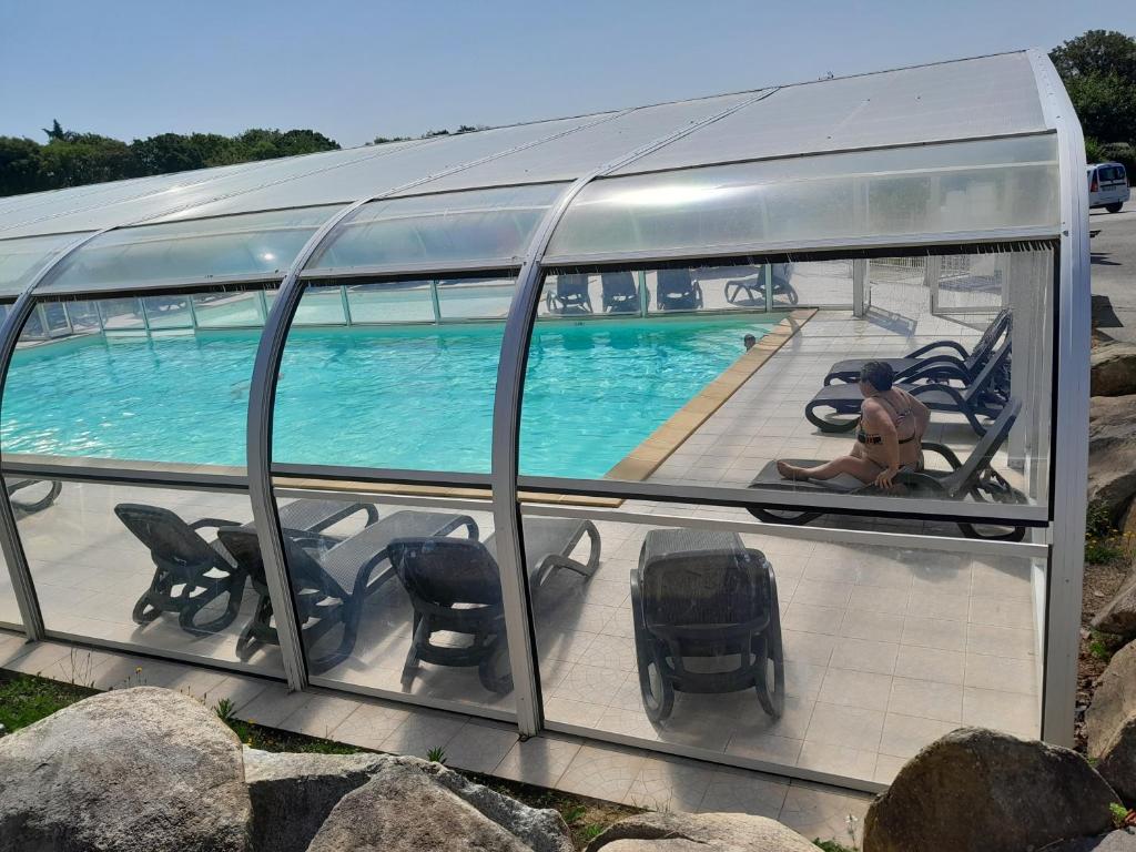 un bâtiment avec une piscine sur un bateau dans l'établissement mobil-home philvar, à Douarnenez