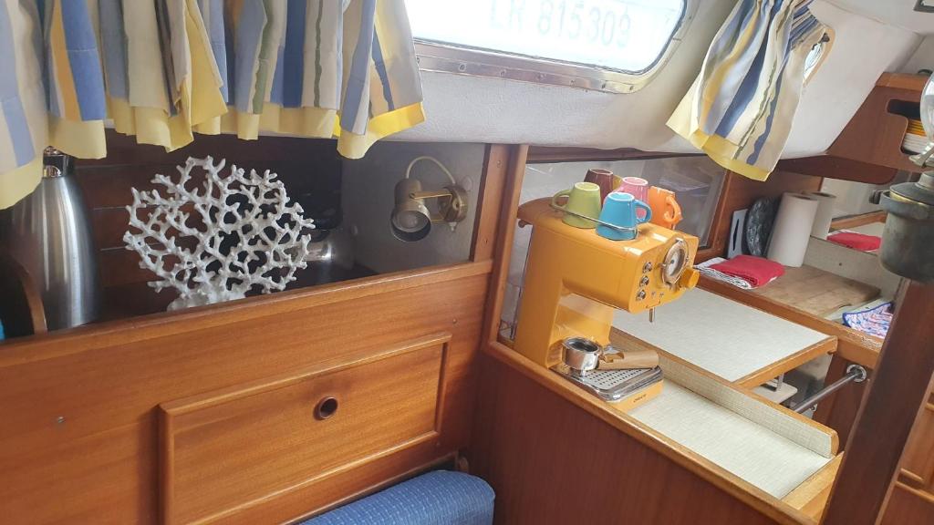 Photo de la galerie de l'établissement Baladin - Dormir sur un voilier By Nuits au Port, à La Rochelle