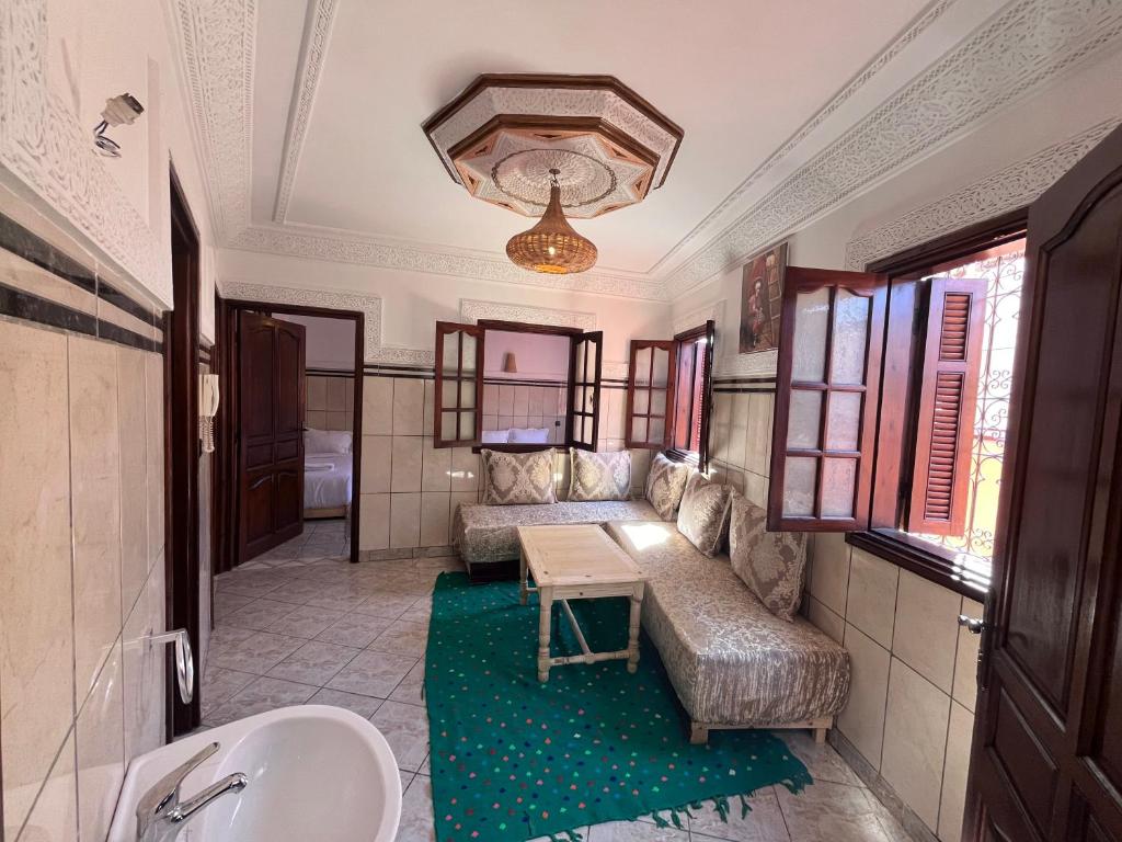 un salon avec un canapé et une table dans l'établissement Riad Dar Zarbia, à Marrakech