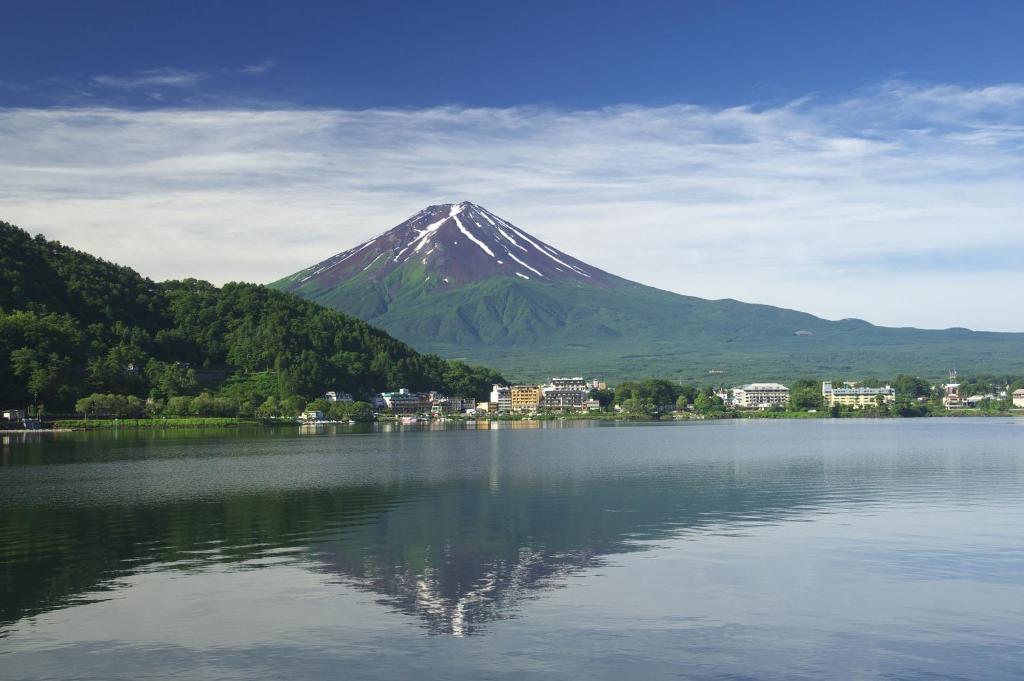 une montagne assise au sommet d'une grande étendue d'eau dans l'établissement Kasuitei Ooya, à Fujikawaguchiko