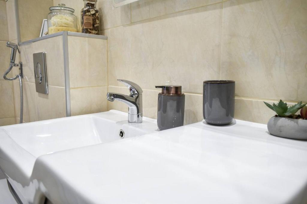 Duplex Condo Prime Location 2BTH 2 Studios 8