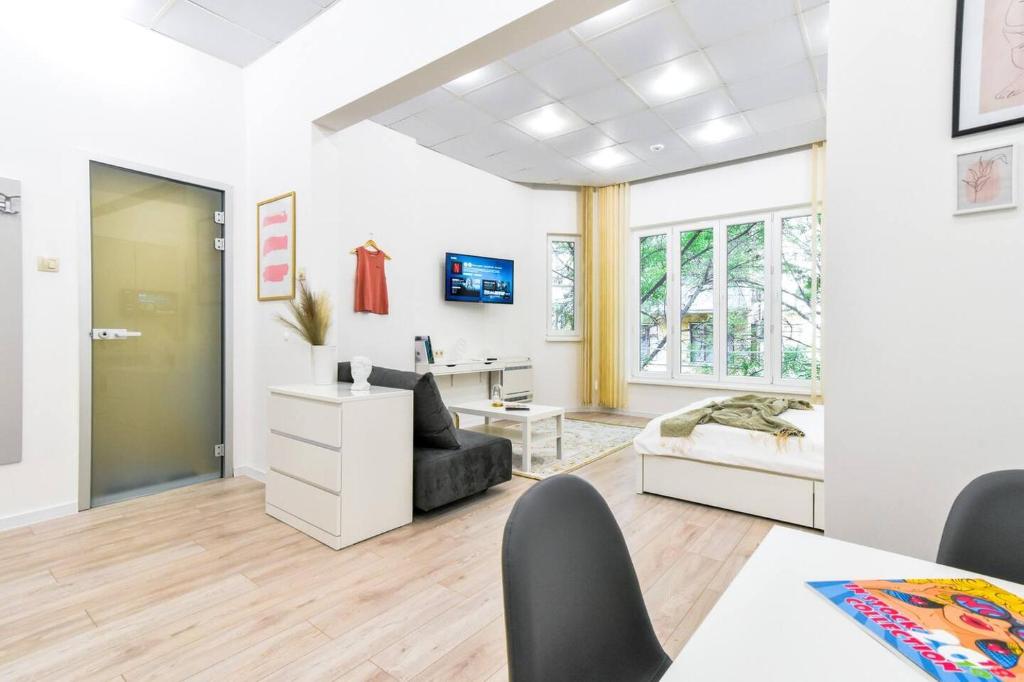 Duplex Condo Prime Location 2BTH 2 Studios 4