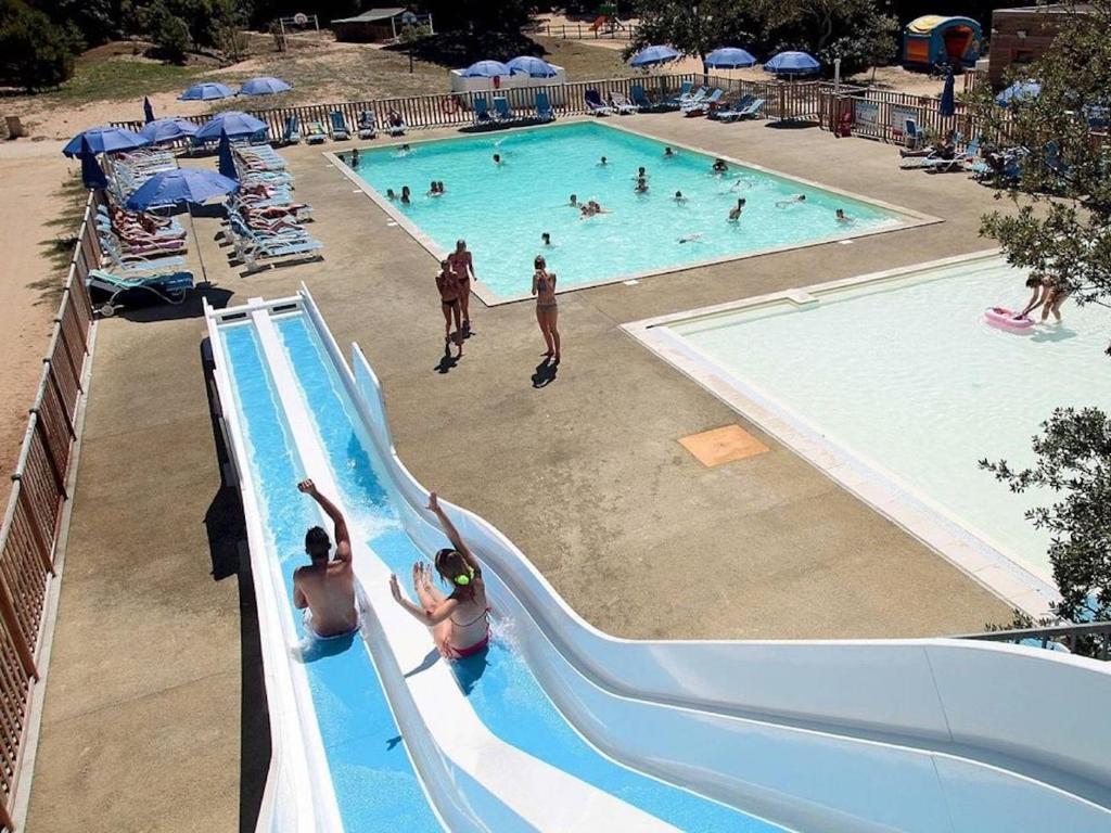 un groupe de personnes dans une piscine dans l'établissement The Spot - 200m de la Plage, à Saint-Hilaire-de-Riez 24 autres photos