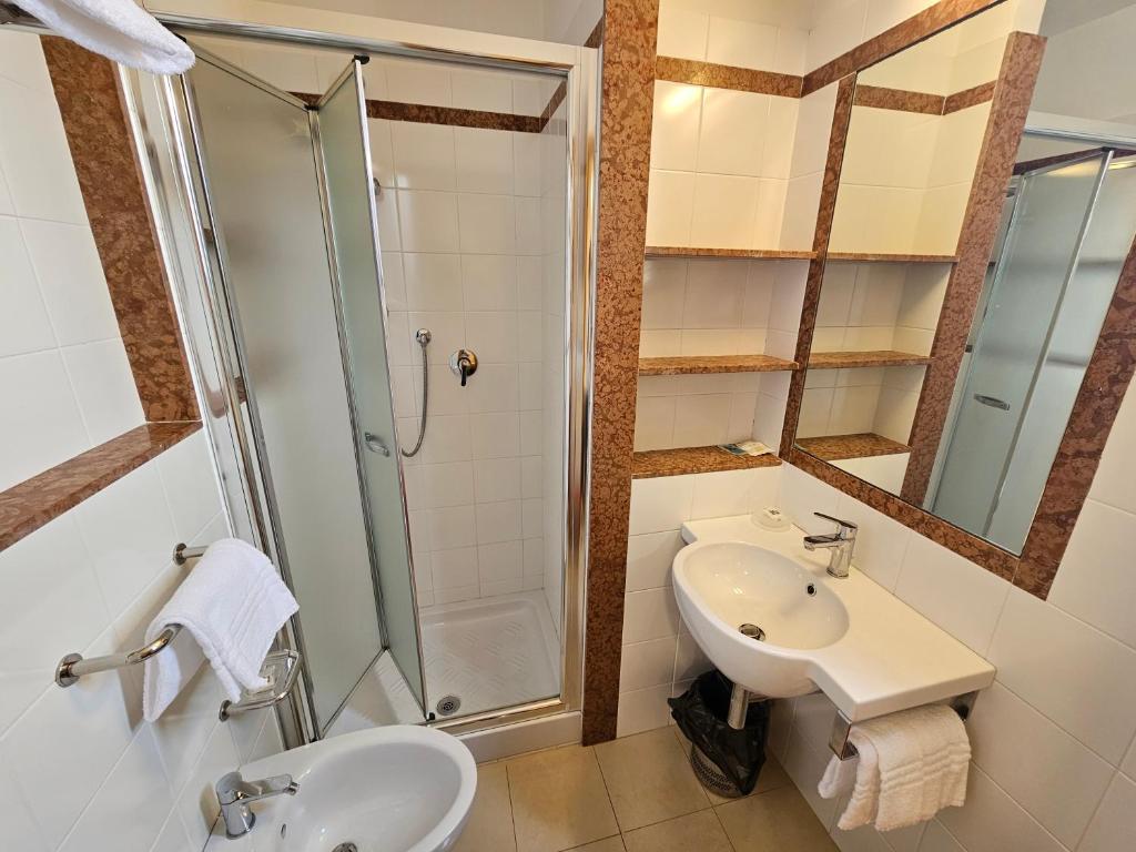 une salle de bain avec un lavabo et une douche dans l'établissement Hotel Fiorella, à Senigallia 39 autres photos