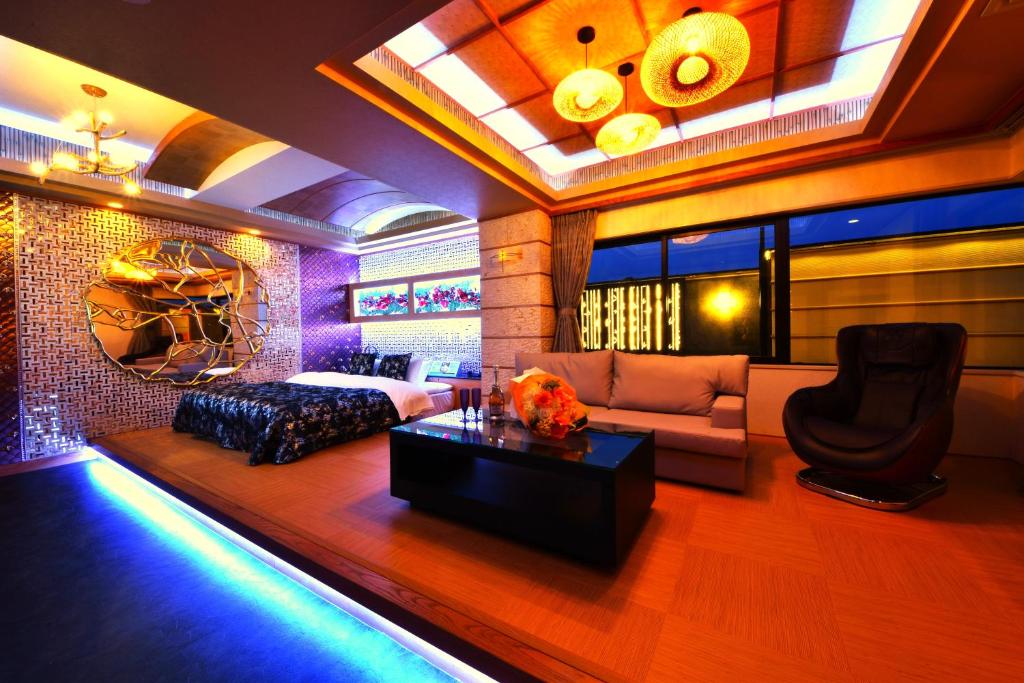 un salon avec un lit et un canapé dans l'établissement Hotel Vanilla Komaki (Adult Only), à Komaki