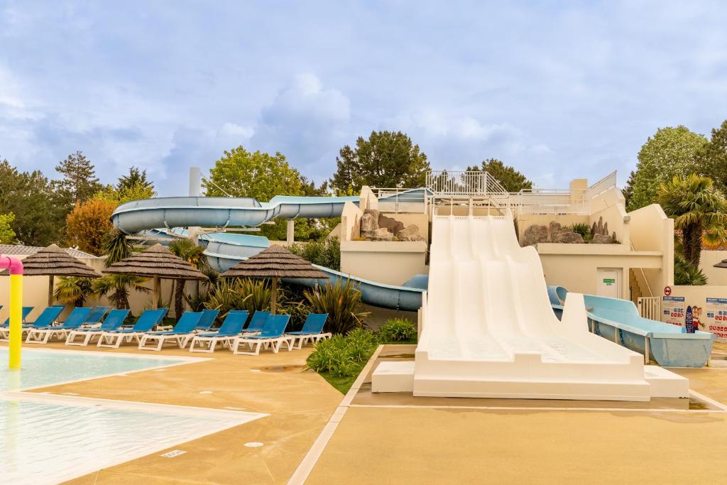 - un toboggan aquatique dans un complexe avec piscine dans l'établissement Mobil-home Saint Jean de Monts, à Saint-Jean-de-Monts