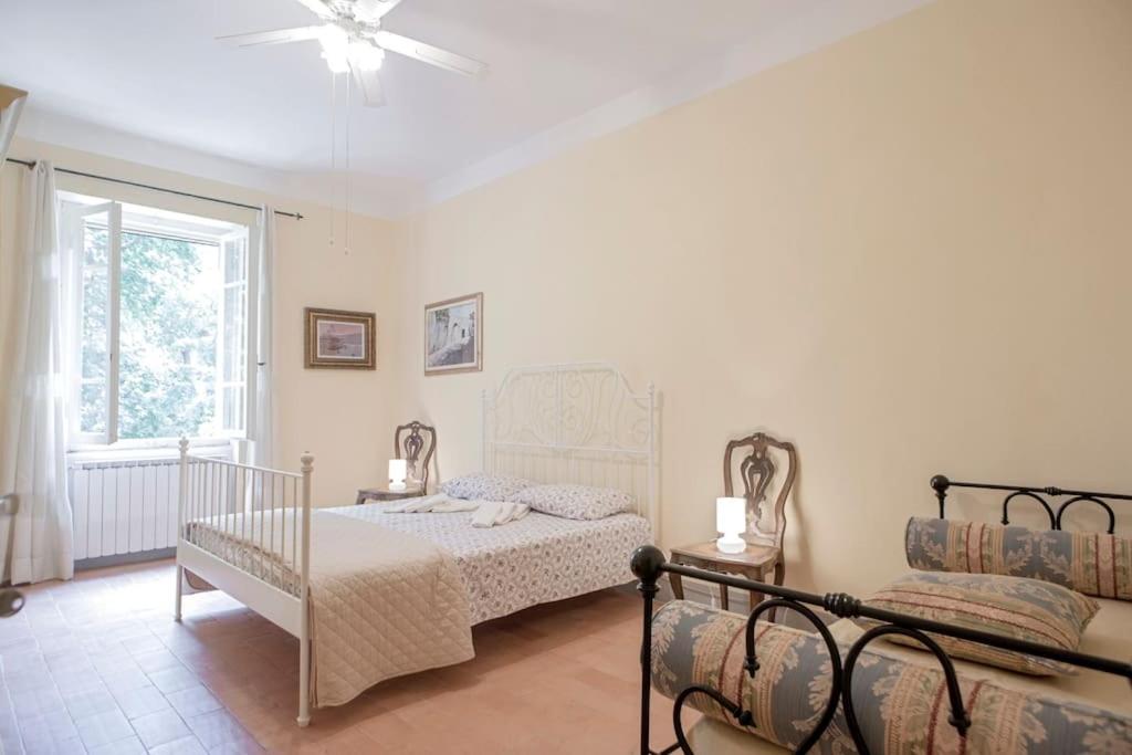 une chambre blanche avec un lit et une fenêtre dans l'établissement Tenuta la Valle Relaxing Oasis with pool in Tuascany, à Vada 32 autres photos