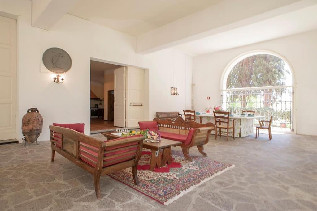 un salon avec un canapé et une table dans l'établissement Tenuta la Valle Relaxing Oasis with pool in Tuascany, à Vada