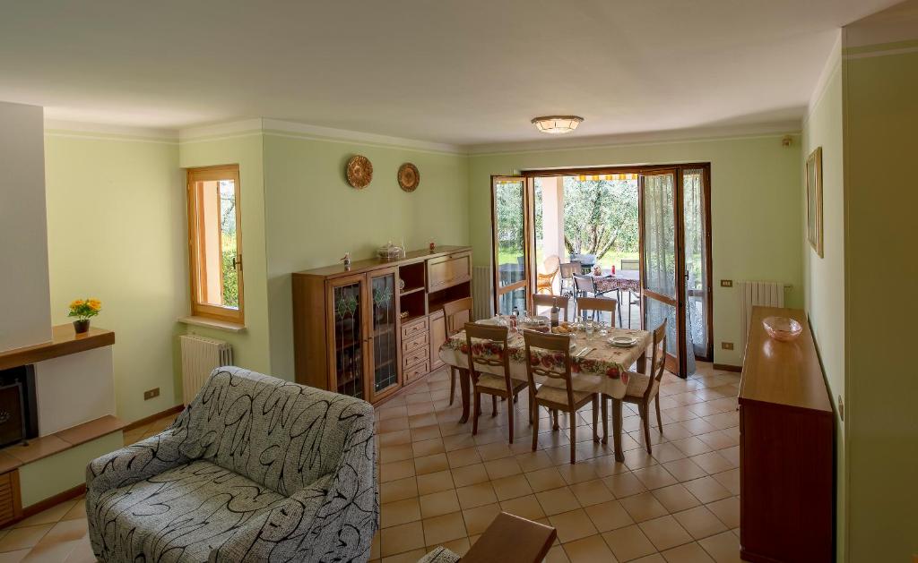 un salon avec une table et des chaises et une cuisine dans l'établissement Villa Mirarino, à Raffa