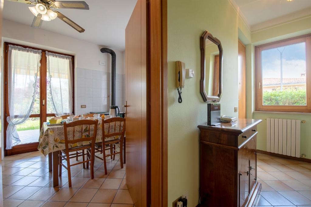 - une salle à manger avec une table, des chaises et un miroir dans l'établissement Villa Mirarino, à Raffa 26 autres photos