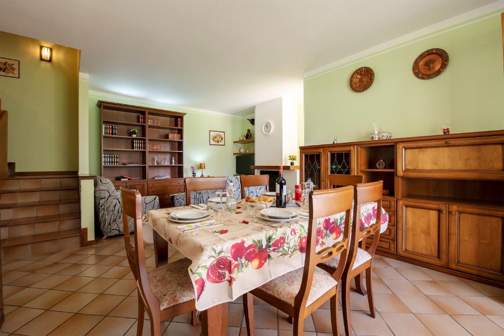 une salle à manger avec une table et des chaises dans l'établissement Villa Mirarino, à Raffa