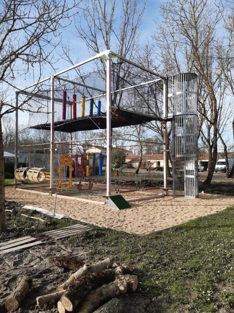 - une aire de jeux dans un parc à structure métallique dans l'établissement Mobilhome L'Oasis Camping le Clos Cottet, à Angles