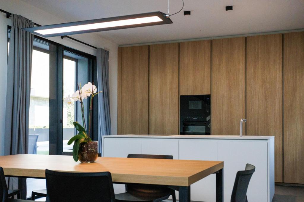 une salle à manger avec une table et une télévision dans l'établissement Villa Greghe-Lusso con piscina, à Lazise
