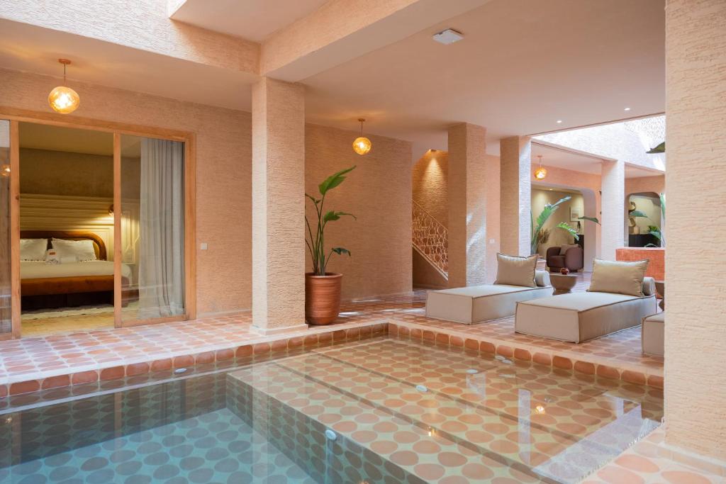 une piscine au milieu d'une maison dans l'établissement Maison Nalos, à Marrakech