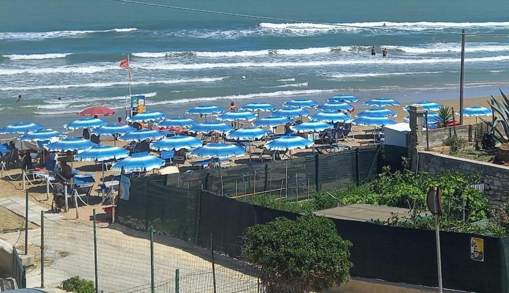 - un bouquet de parasols bleus sur la plage dans l'établissement Hotel Ristorante Sturno, à San Menaio 42 autres photos