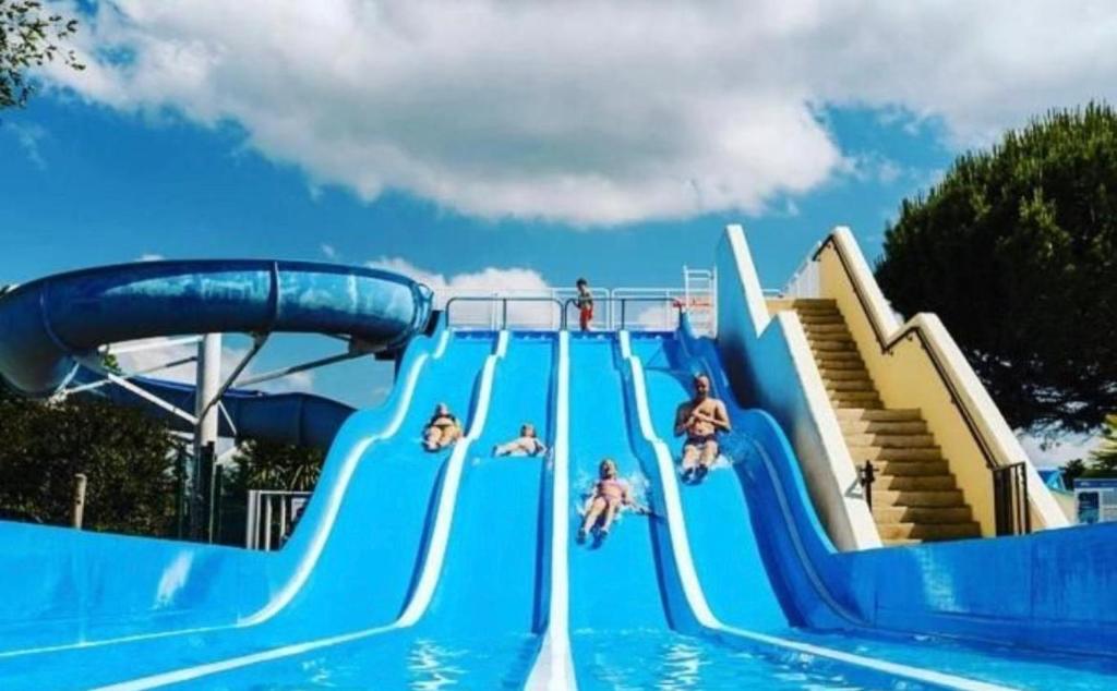 un groupe de personnes sur un toboggan aquatique dans un parc aquatique dans l'établissement Mobil-home neuf 8 personnes, à Gastes