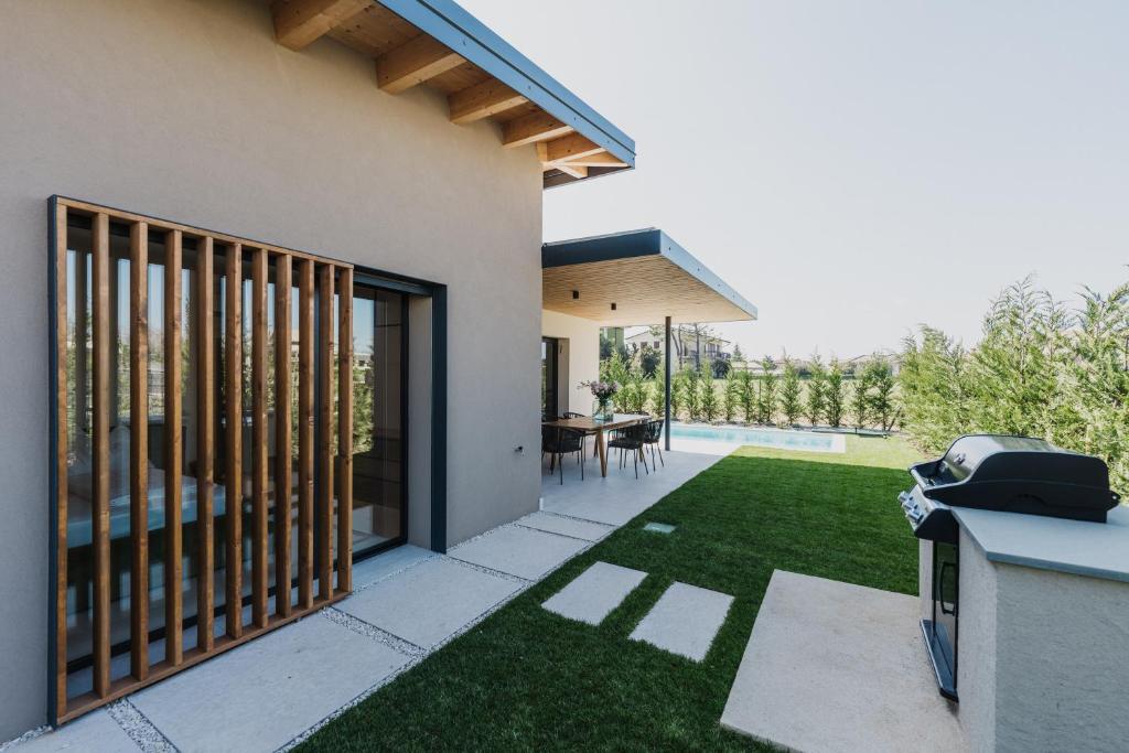 une cour avec une clôture et une pelouse dans l'établissement Artylino, à Lazise