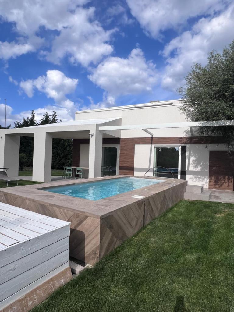 une piscine dans l'arrière-cour d'une maison dans l'établissement Respiro Greco, à Syracuse