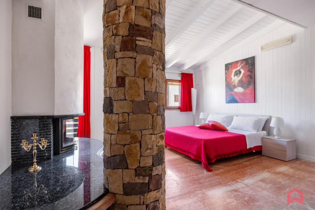 - une chambre avec un lit rouge et une cheminée dans l'établissement Deliziosa Villa con Piscina privata, à Terrasini 33 autres photos