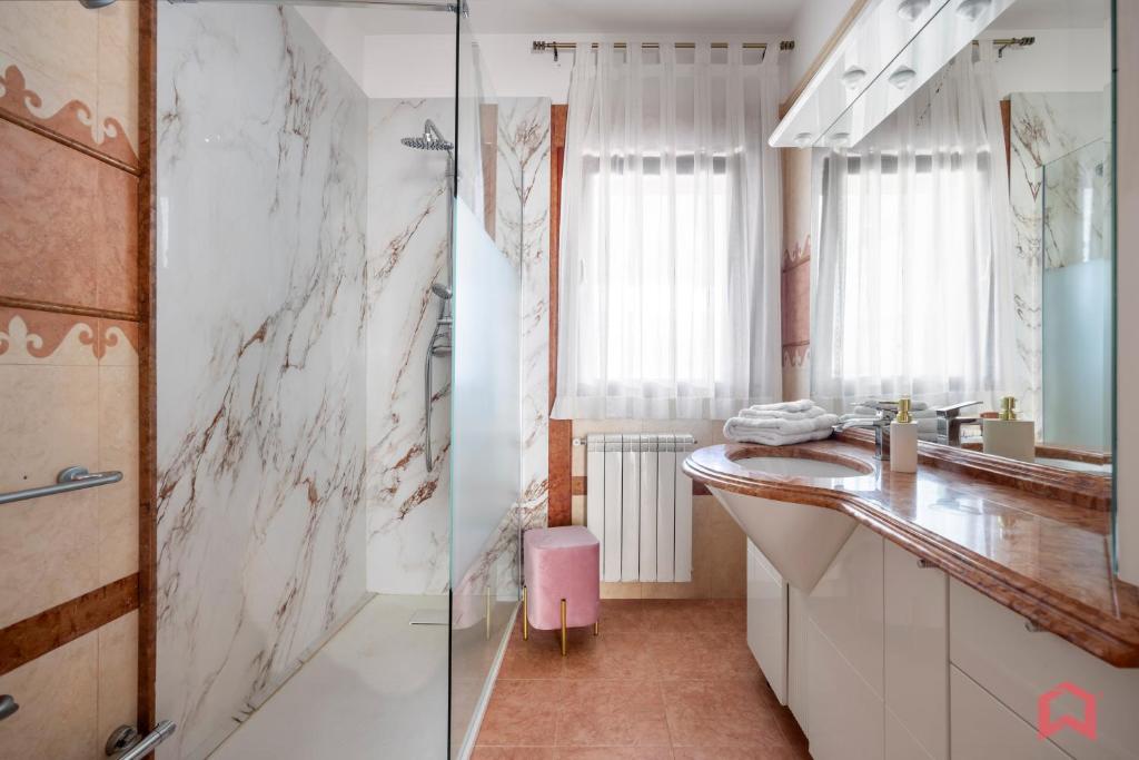 une salle de bain avec un lavabo et une douche en verre dans l'établissement Deliziosa Villa con Piscina privata, à Terrasini