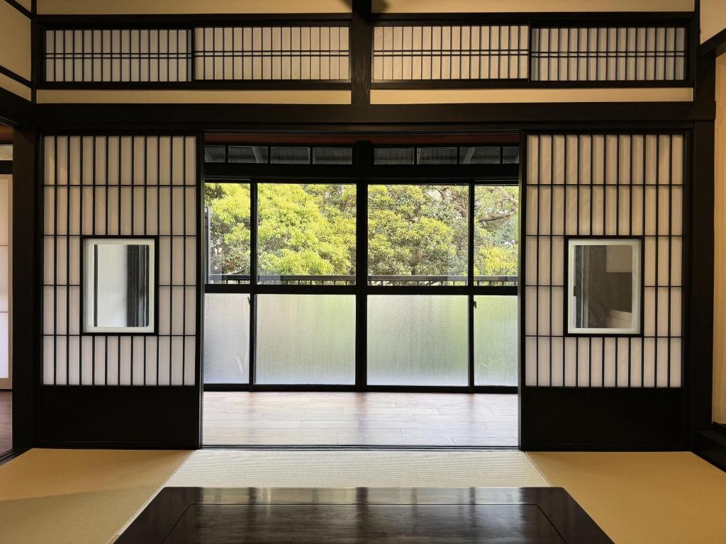 - l'entrée d'un bâtiment avec portes et fenêtres dans l'établissement AKAMA Kamakura, à Kamakura