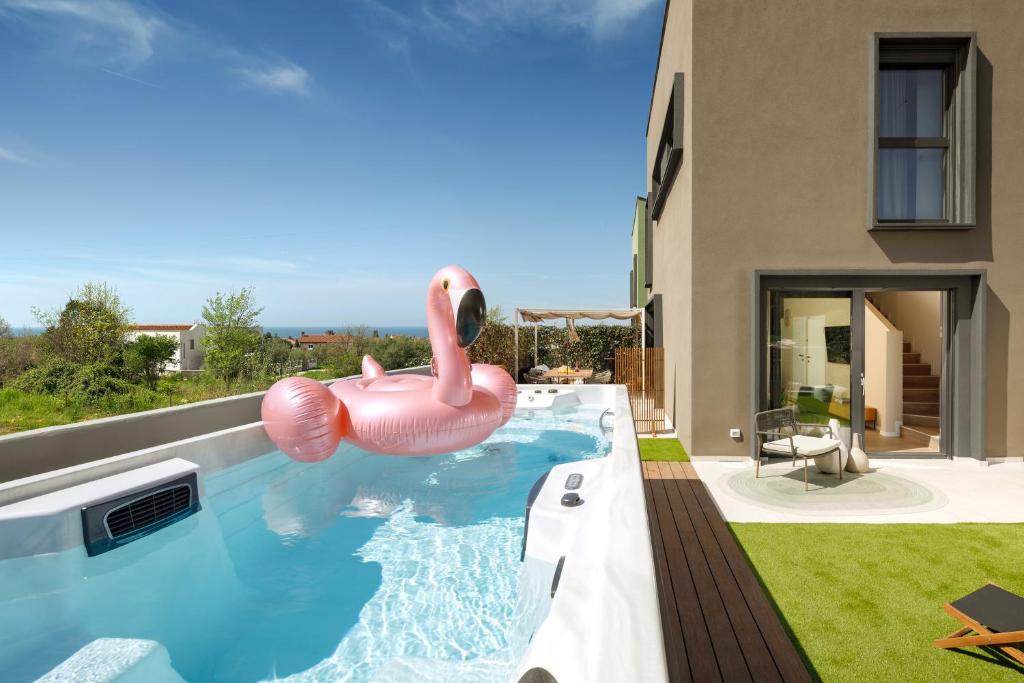 "CASA BELLA VITA" with large SPA and counter-current swimming near the beach!