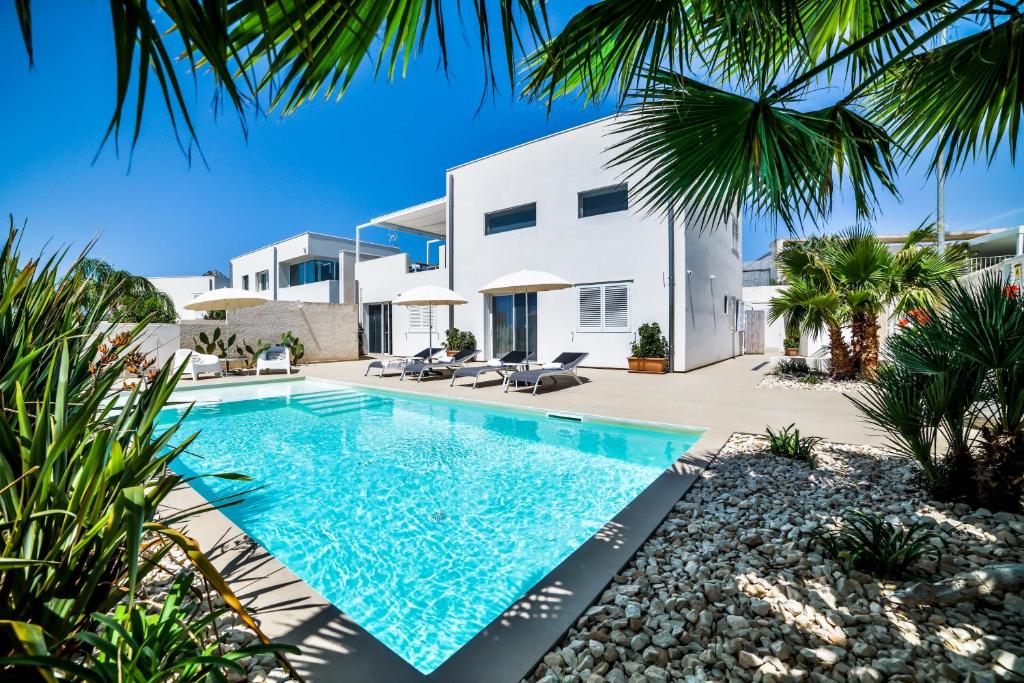 une image d'une maison avec piscine dans l'établissement CASA BLANCA VILLA Exclusive with Private Pool, à Marina di Ragusa
