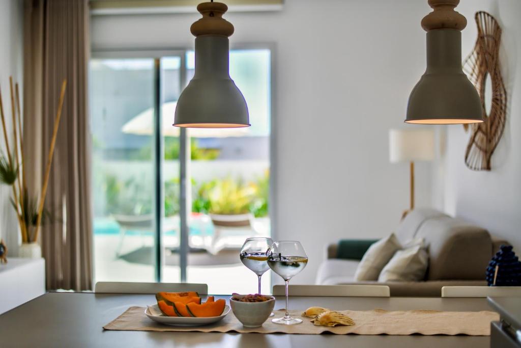 - deux verres de vin sur une table dans le salon dans l'établissement CASA BLANCA VILLA Exclusive with Private Pool, à Marina di Ragusa 28 autres photos