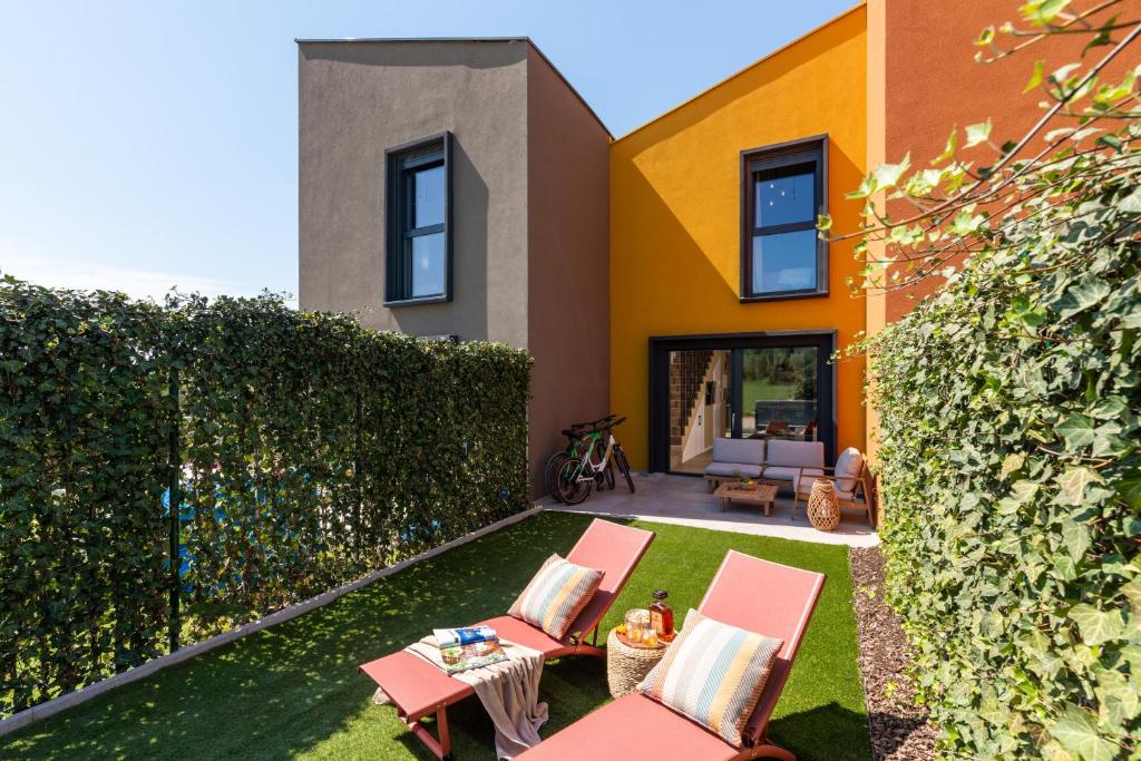 NEW stylish Casa Melisa with 2 gardens and BBQ facilities! 6
