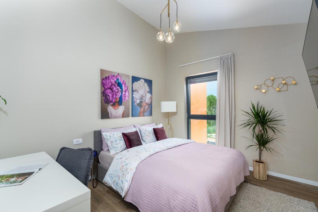 NEW stylish Casa Melisa with 2 gardens and BBQ facilities! 2