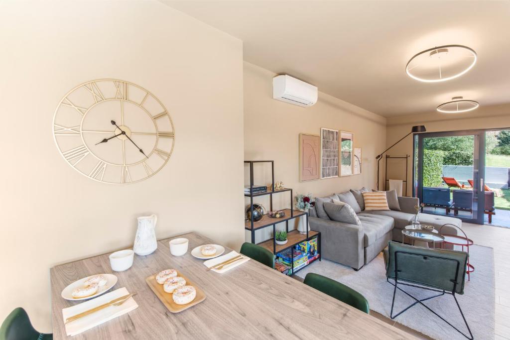 NEW stylish Casa Melisa with 2 gardens and BBQ facilities! 4