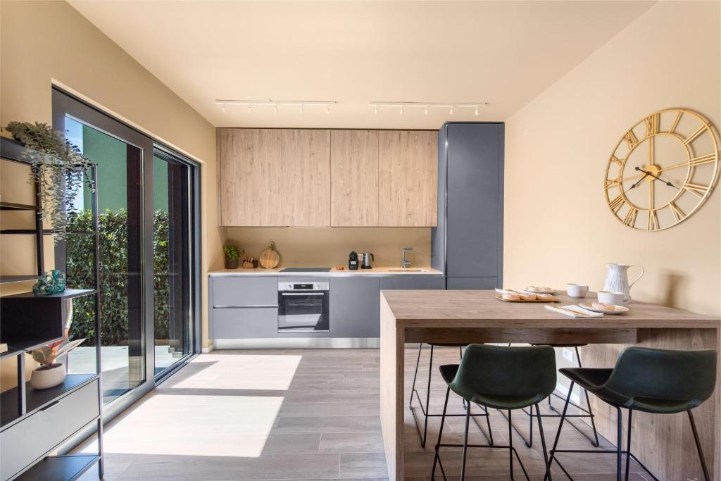 NEW stylish Casa Melisa with 2 gardens and BBQ facilities! 1