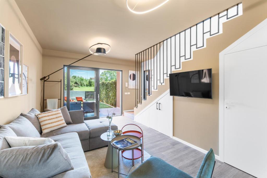 NEW stylish Casa Melisa with 2 gardens and BBQ facilities! 5